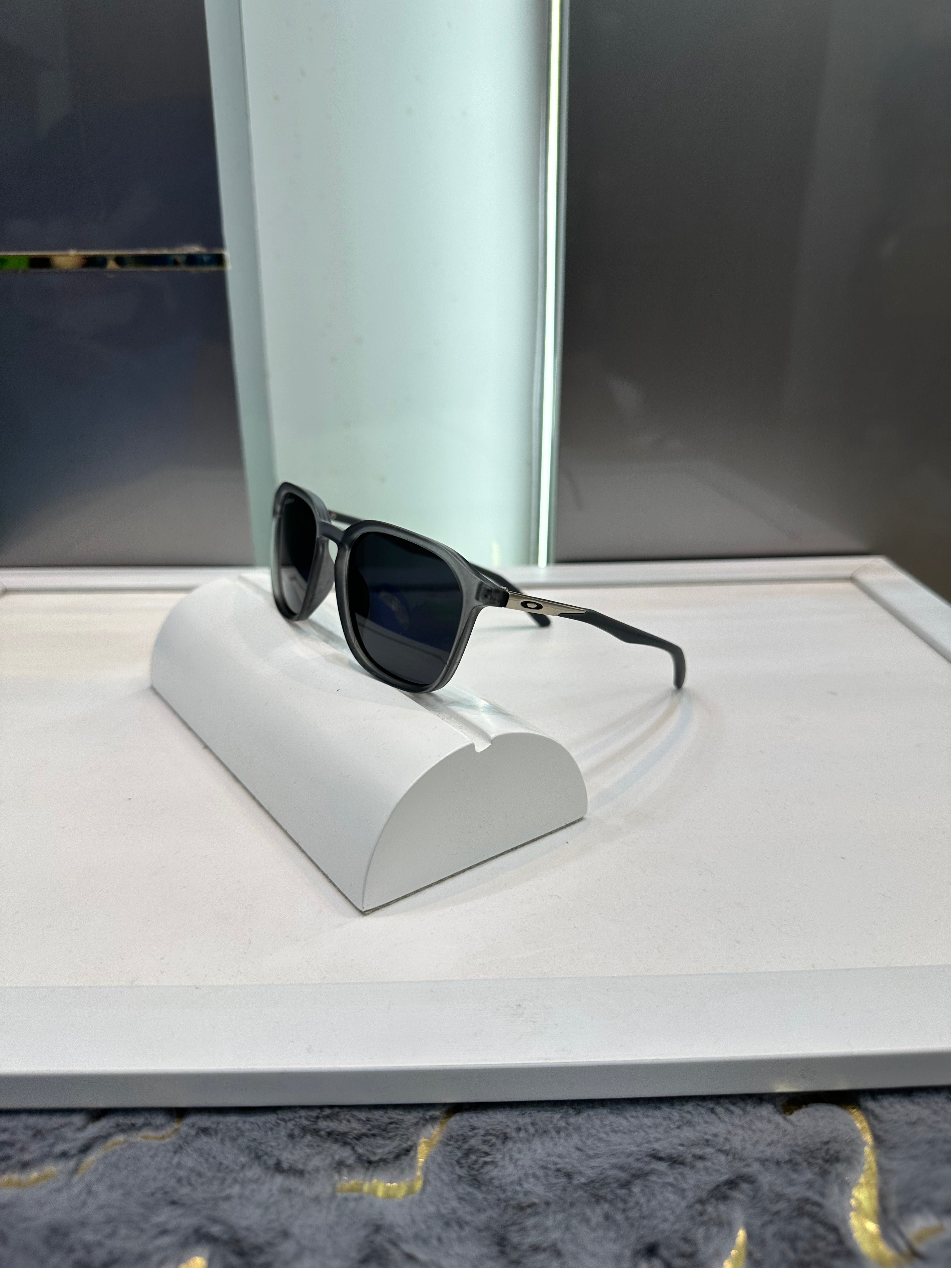 Oakle y 4932 Grey Ultimate Luxury Shade With Original Packaging