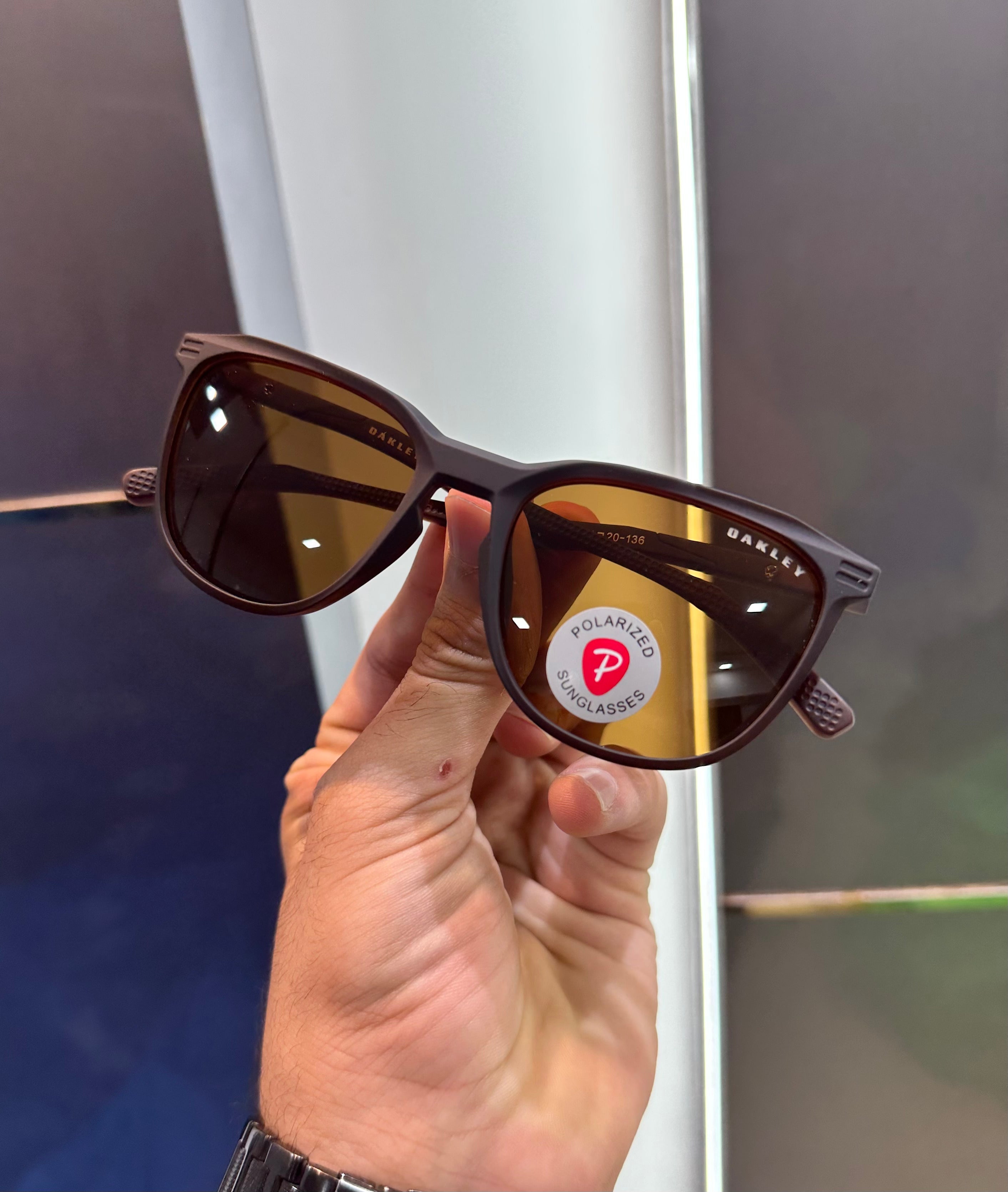 Oakle y Brown Ultimate Luxury Shade With Original Packaging