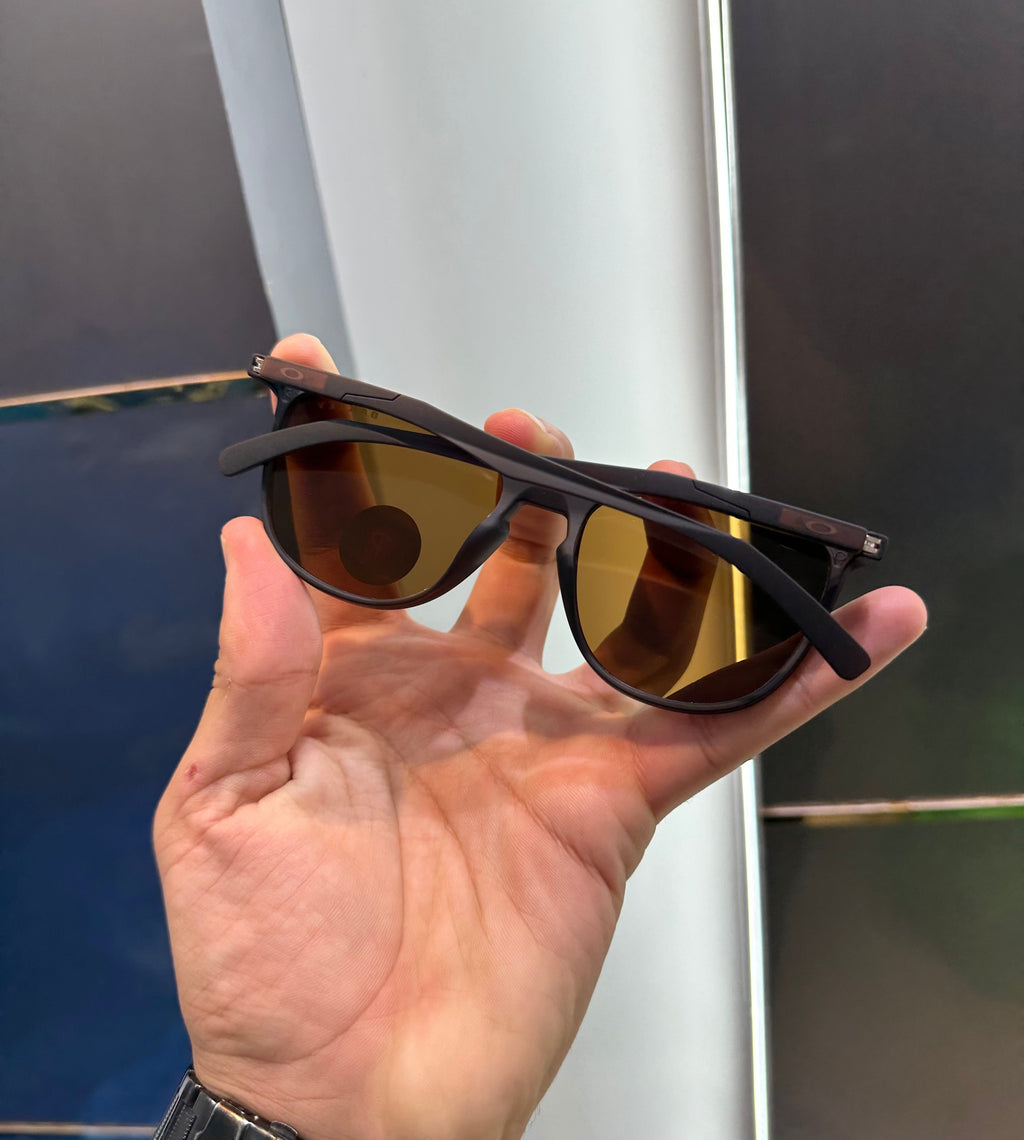 Oakle y Brown Ultimate Luxury Shade With Original Packaging